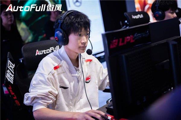 血落幕 傲风见证AL新王加冕 登顶巅峰！CQ9电子平台英雄联盟职业联赛第二赛段热(图2)